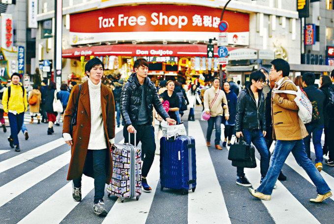 東京一家免稅店外的遊客。