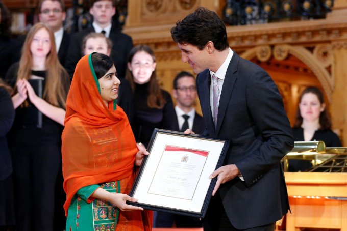 馬拉拉在國會上接受加拿大總理杜魯多頒發獎狀。AP
