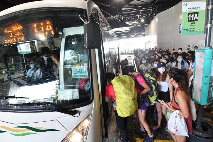數以百計市民等巴士前往長沙及大澳。