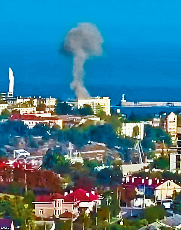 無人機攻擊俄黑海艦隊總部，據稱被擊落掉到屋頂。