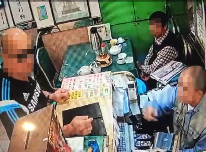 一名男子疑在荃湾一间斋铺买外卖后 ，声称已付500元，并要求找钱。