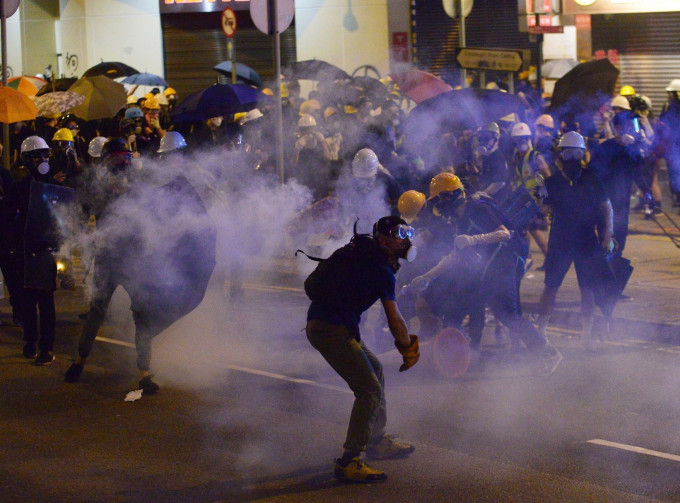 警方昨晚多次发放催泪弹驱赶示威者。资料图片