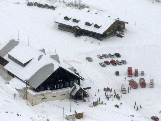 日本群馬縣火山噴發導致滑雪場雪崩。AP圖片