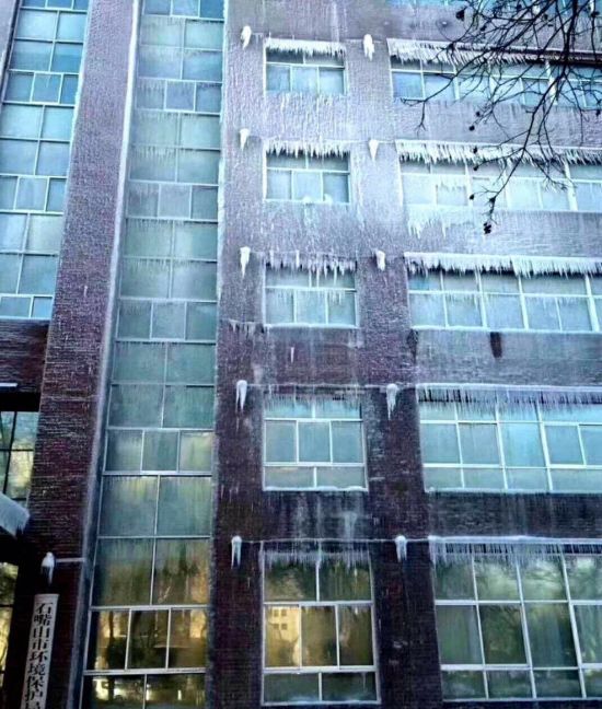 大楼出现结冰，俨如冰雕的奇景。网图