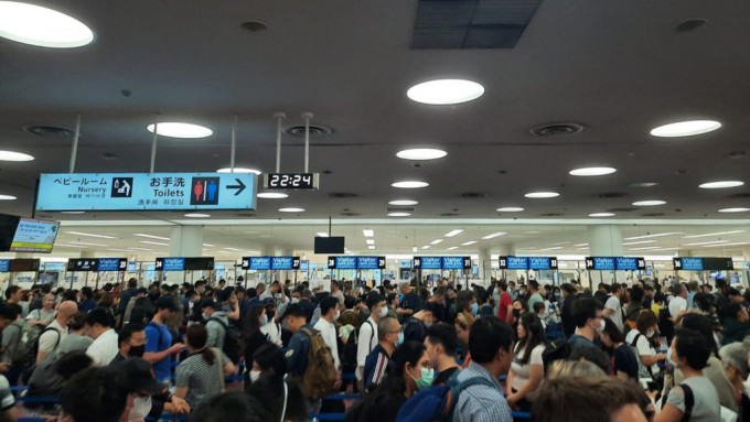 东京羽田机场昨晚约10时半挤满排队等候入境的人士。纵横游fb