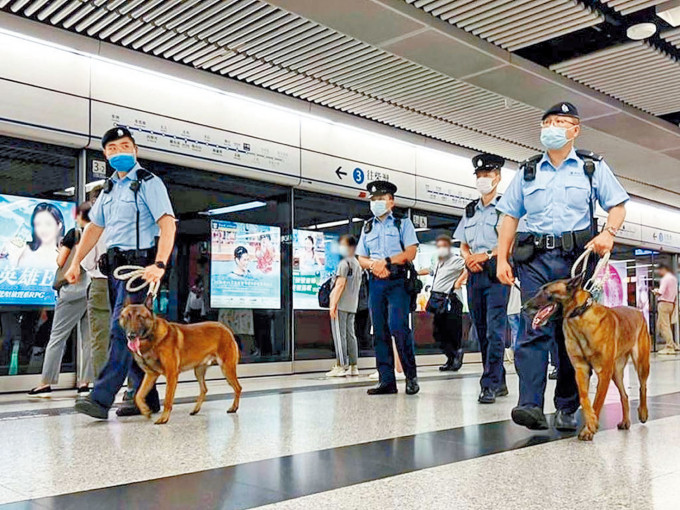 ■警方鐵路警區、衝鋒隊和警犬隊人員在港鐵站高姿態巡邏。