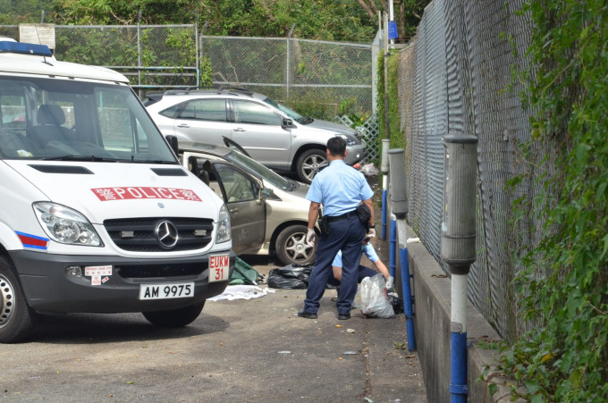 男子在私家車內燒炭死亡。