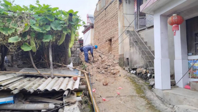 地震造成当地传统村落的老房屋受损开裂。网图