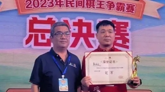 顏成龍（右）獲得「民間棋王」賽冠軍。