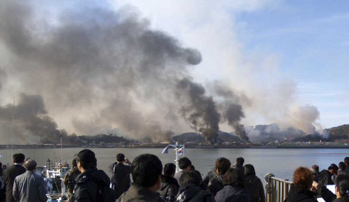 北韓突然發射200枚海岸炮，延坪島居民被疏散，圖為2010延坪島炮戰場景。網上圖片