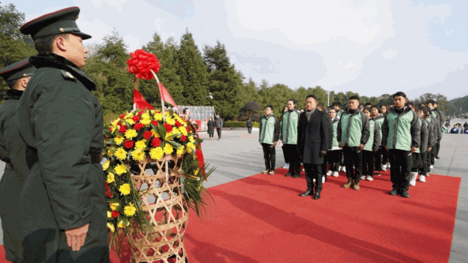适逢2023年是已故国家领导人毛泽东诞辰130周年，考察团昨晨（20日）到毛主席铜像广场献花，表达对一代伟大领袖的敬意和怀念。海关fb
