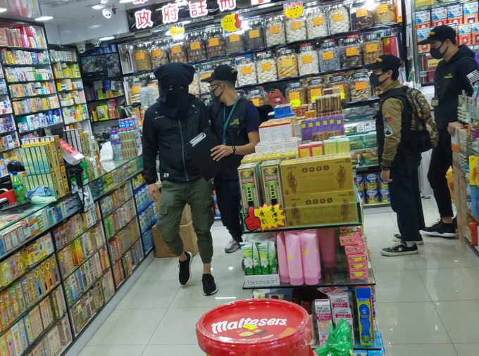 兩名男店員，在銷售蟲草的過程中涉嫌違反《商品說明條例》被捕。