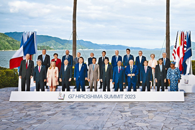 G7成员国领袖与其他获邀出席的国家和组织领导人，周六在广岛拍摄大合照。