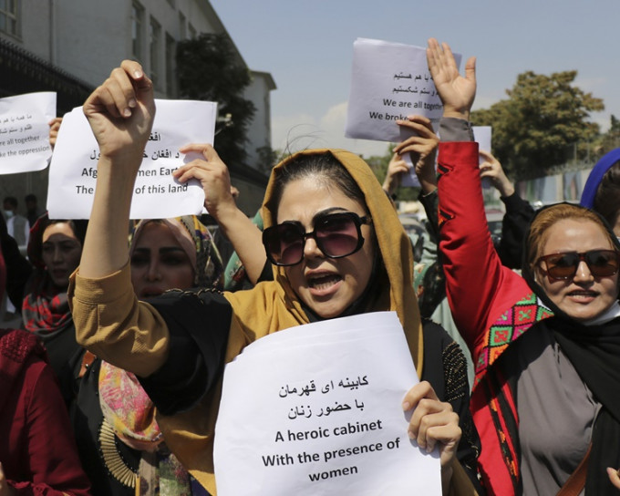 一批婦女在喀布爾上街遊行爭取合理權益。AP