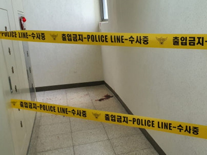南韓警方封鎖發生血案的單位調查。網圖