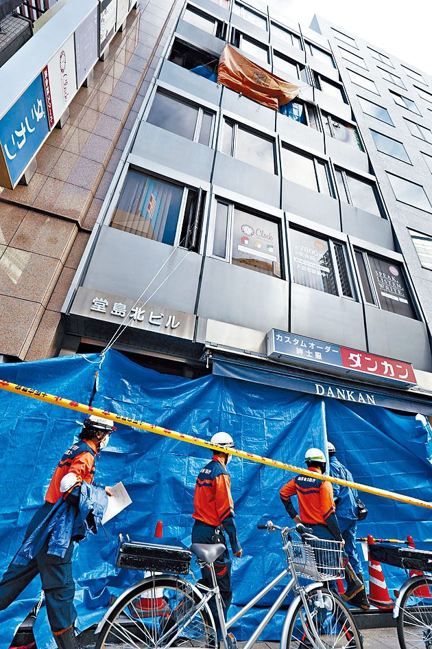 ■調查人員昨天在大阪遭縱火的樓宇調查。