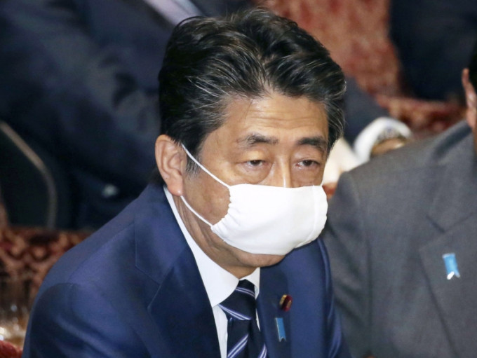 日本首相安倍晉三表示，自己目前正在佩戴的棉布口罩在洗過之後能重複使用。AP