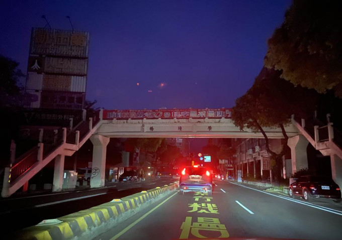 台南市马路路灯熄灭，交通灯无法运作。网上图片