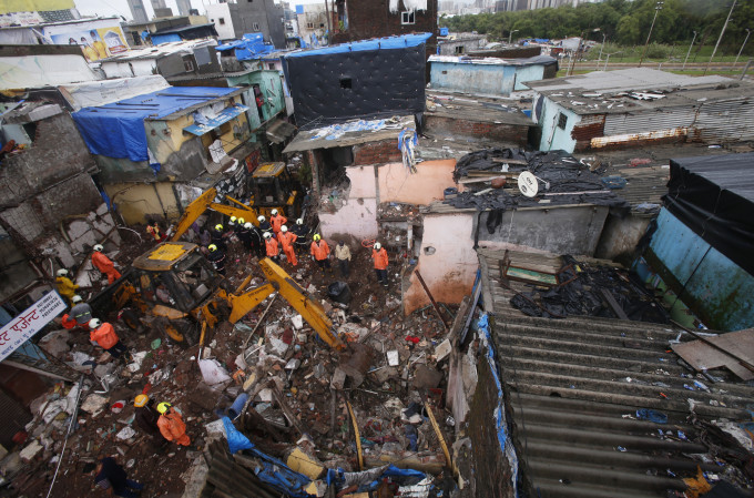 印度孟买暴雨成灾，民宅倒塌至少11死。AP图片