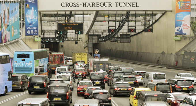 自由党易志明计画就三隧分流方案提出修订，划一减低商用车及的士隧道费。