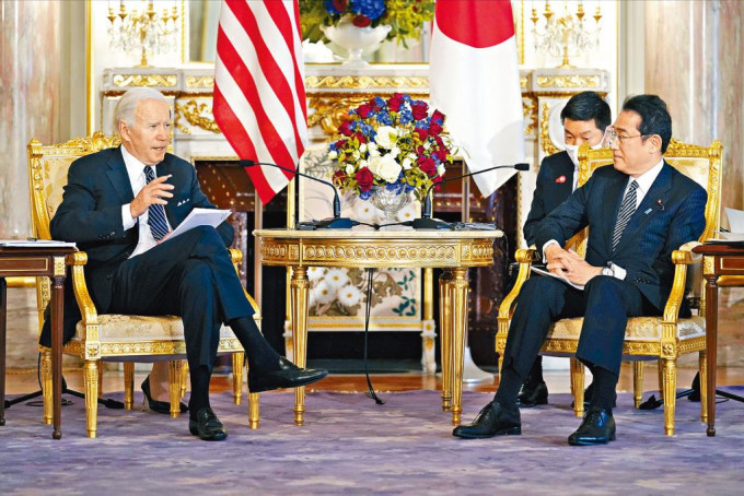 拜登和日本首相岸田文雄周一在东京的迎宾馆赤坂离宫，举行双边会谈。