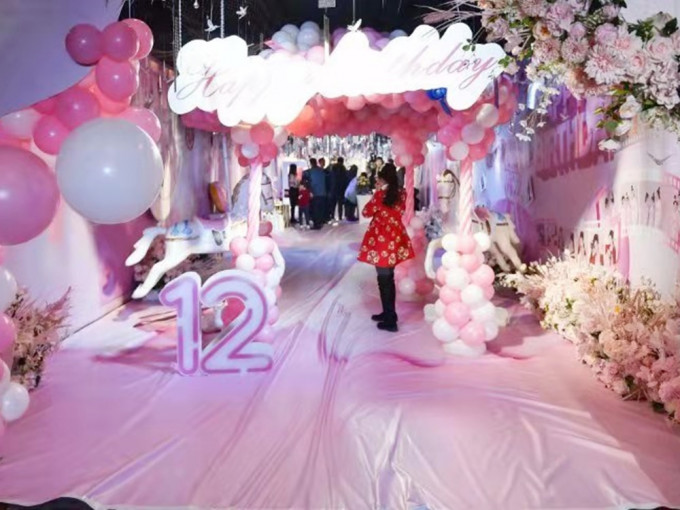 山西母豪花廿萬擺18圍為女兒慶祝12歲生日。新華網圖片