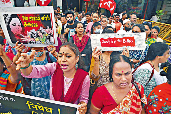 示威者周二在孟买抗议当局决定释放十一名轮奸犯。
