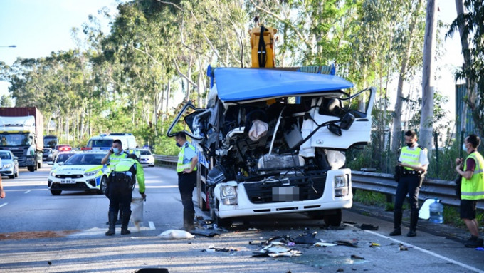 新田公路近米埔下午發生交通意外，貨車司機一度被困。