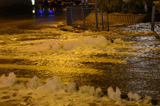 爆鹹水管湧泥水，甘肅街渡船街改道。