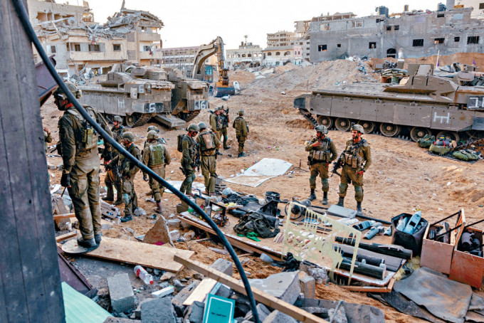 以军在加沙北部的一个作坊，发现据称用来制造武器的材料。