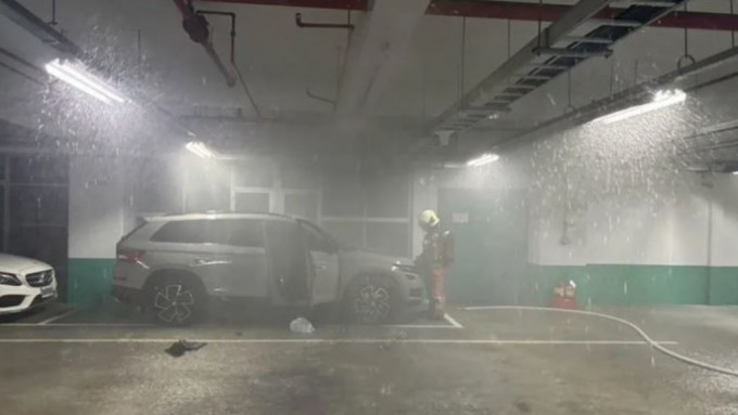 台湾新竹晶元光电SUV自燃冒出浓烟，全厂1100员工须紧急疏散。
