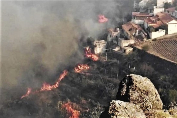 西班牙大加那利岛山火持续，自治区政府形容当地正经历前所未见的生态灾难。AP