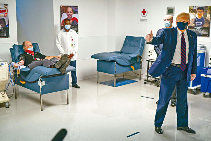 ■特朗普周四在华盛顿红十字会美国总部向捐血者举拇指。