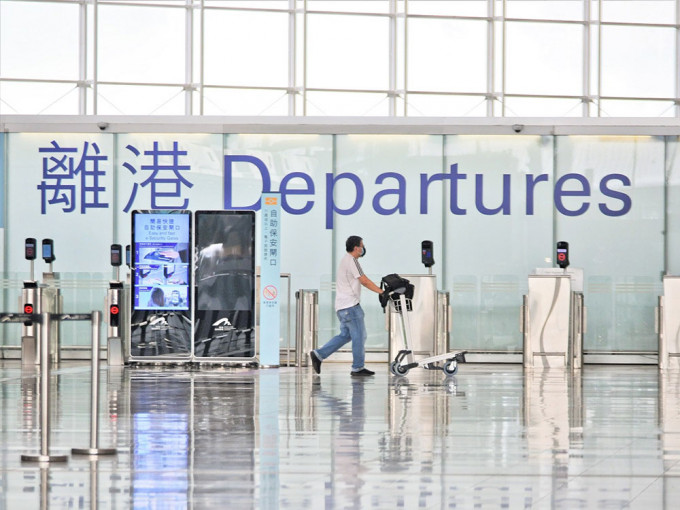 政府表示，任何在11月24日至27日期间曾身处香港国际机场一号客运大楼5楼橙区或6楼橙区（闸口25-71）的人士需接受检测。资料图片