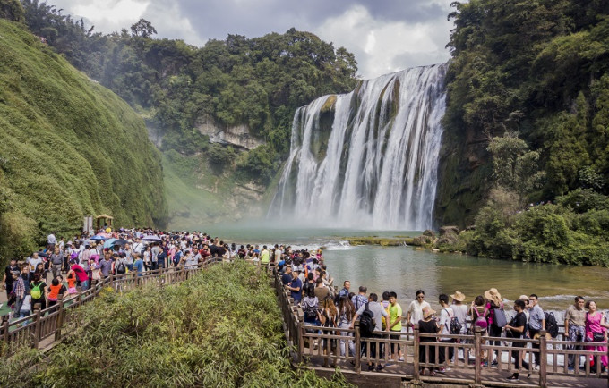 貴州黃果樹瀑布景區旅客滿瀉。新華社