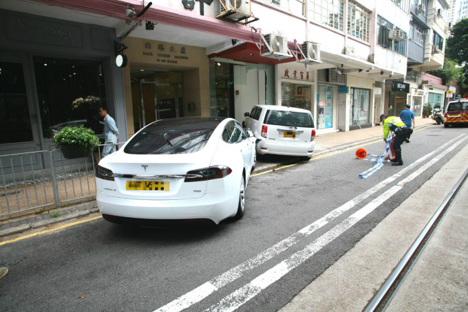 電動車與豐田私家車相撞後剷上行人路。