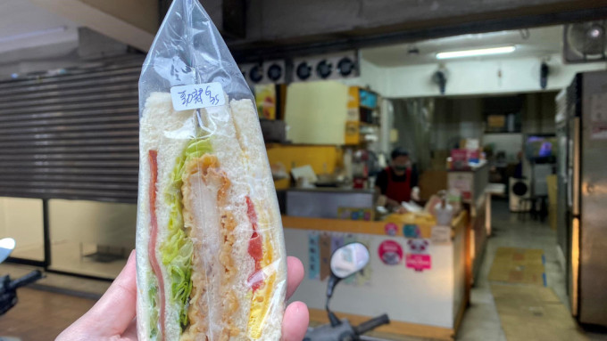 台灣一個外賣員在工作期間獲早餐店老闆娘送上三文治。「外送員的奇聞怪事」FB