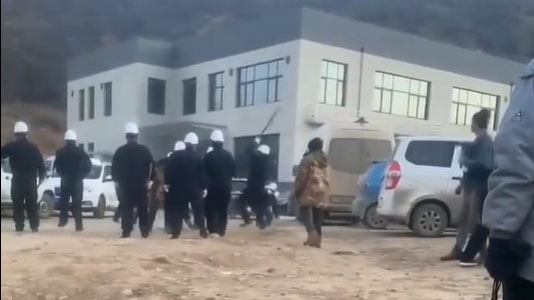 山西地盤大批保安圍毆8民工，警方立案調查。 網片截圖