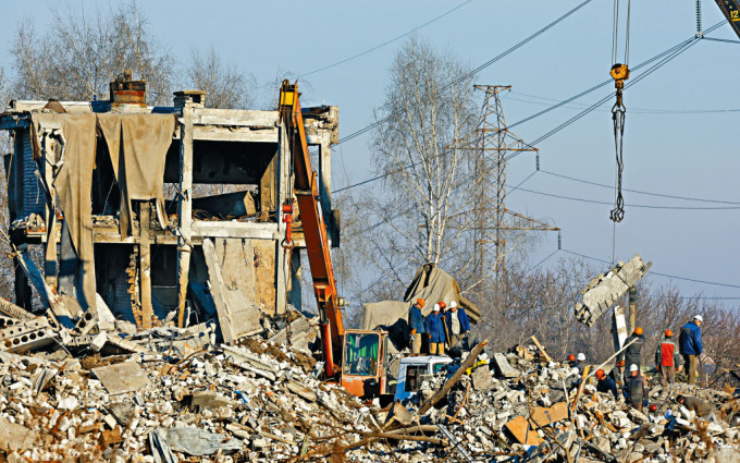 烏克蘭東部俄軍臨時軍營遭烏軍轟炸成廢墟。