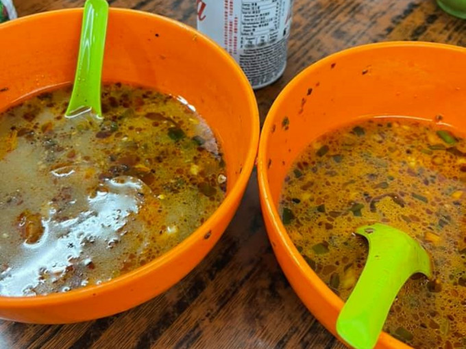 港男發現鄰桌食客食剩半碗米線 ，為免浪費決定「包底」。FB圖片