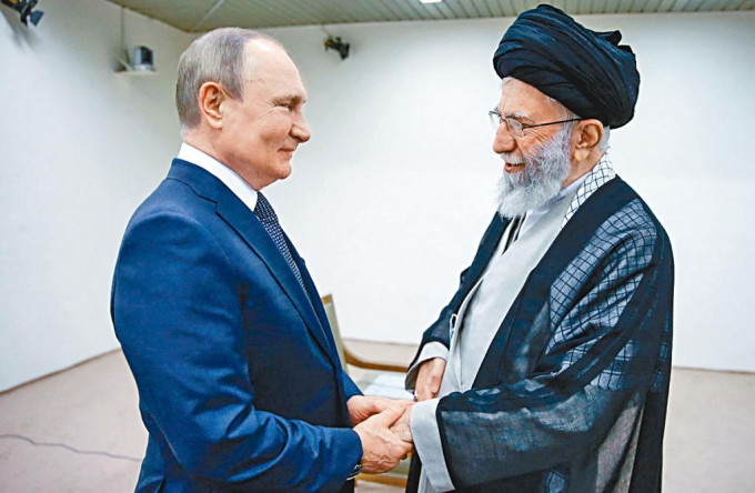 伊朗最高领袖哈梅内伊在德黑兰接见普京。