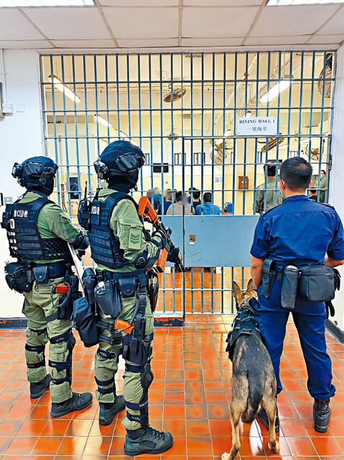 惩教署调派「黑豹」部队及警卫犬队到赤柱监狱镇压。