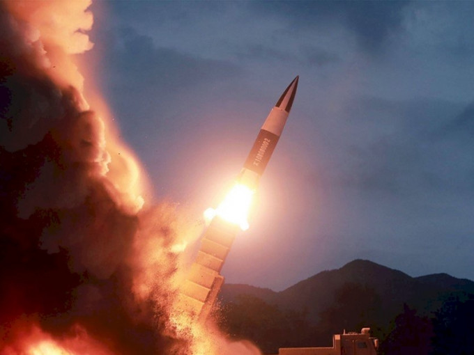 北韩中央通讯社上月发布试射新型武器的照片。