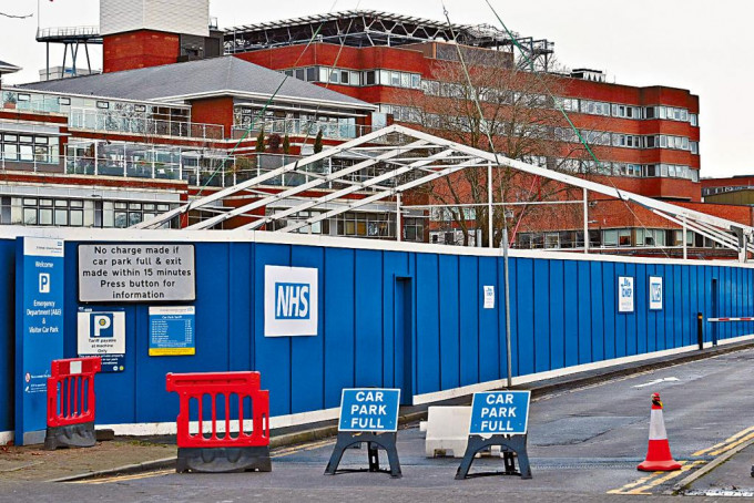 ■伦敦南部正在建造一所临时医院，收容激增的新冠病人。