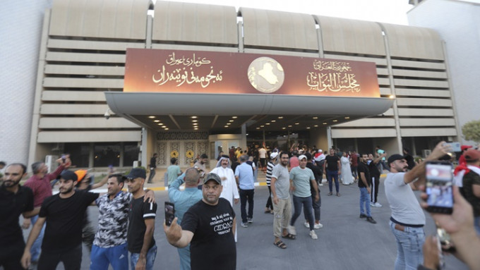 数百名萨尔德支持者闯入伊拉克国会大楼，反对总理人选任命。AP图片