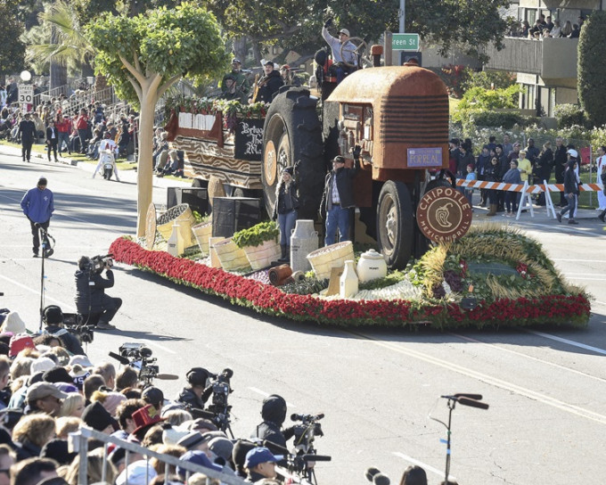 「聯盟和諧號」花車一起步便起火。AP