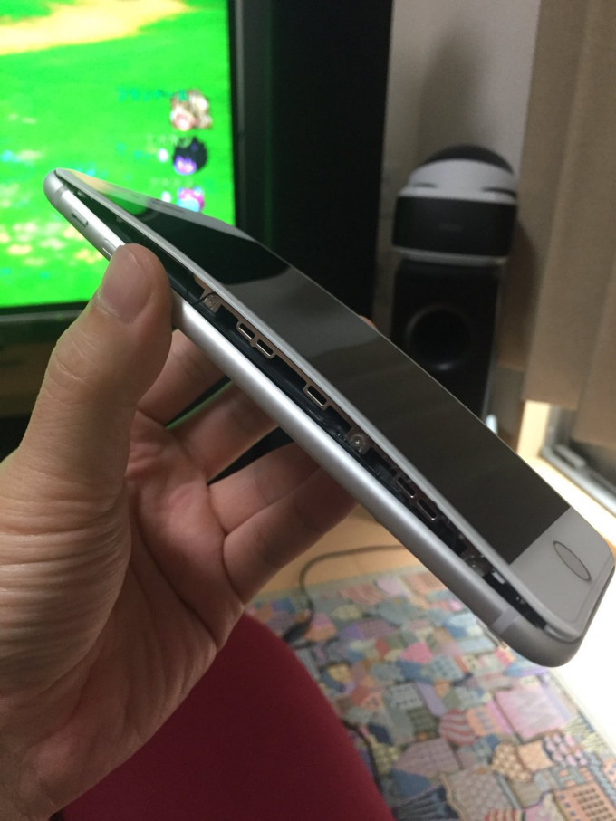 日本有网民发现iPhone 8裂开。网上图片
