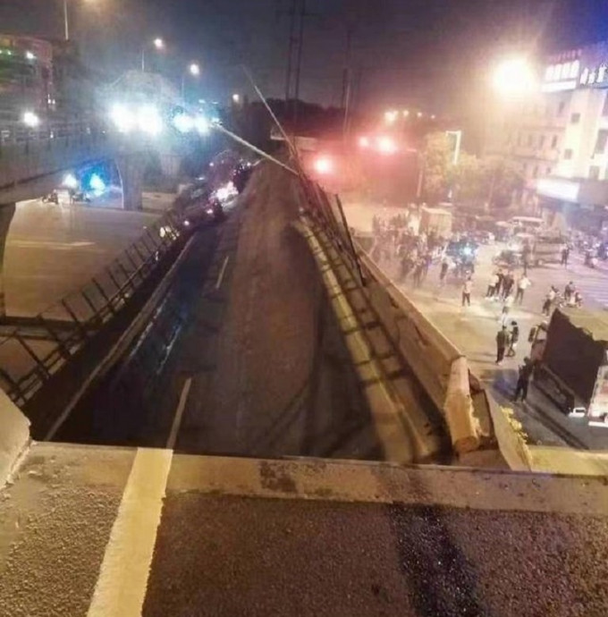 江苏省无锡市一座高架桥发生坍塌。网上图片