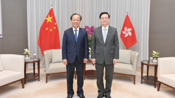 行政長官李家超（右）與中山市委書記郭文海（左）會面。政府新聞處