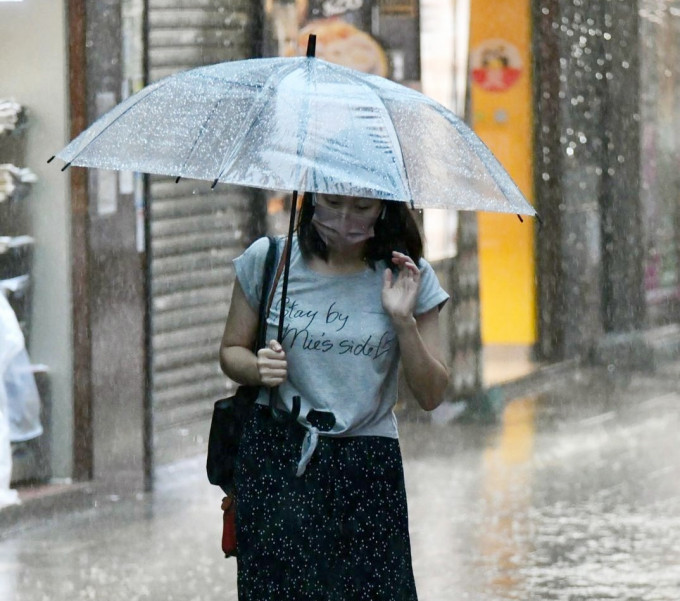 天文台發出黑色暴雨警告的時機引發社會爭議。資料圖片